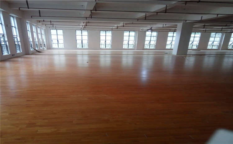 24厚木地板籃球場(chǎng)怎么翻新？